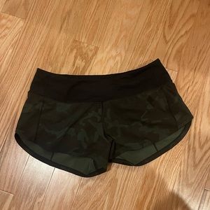 Lululemon camo speed up low rise lined short - size 4; gently used